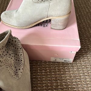 Crown vintage light brown Suede 7.5M